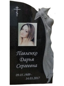 Гранитный памятник с голубем